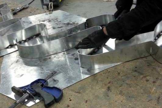 Fabrication d'une enseigne lumineuse par SES Fabrication d'une enseigne lumineuse par SES