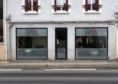 Marquage adhésif -numérique vitrine coiffeur dans le Rhône pour Tend'M par SES (Grigny - Lyon)