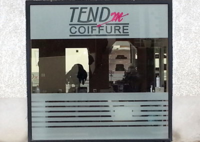 Marquage adhésif -numérique vitrine coiffeur dans le Rhône pour Tend'M par SES (Grigny - Lyon)