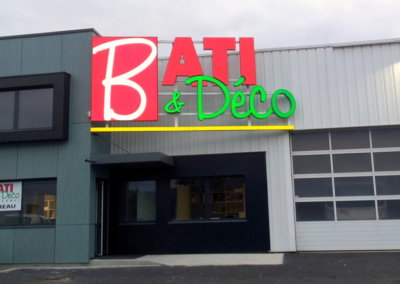 Vos enseignes à Lyon: Enseigne lumineuse avec lettres en relief pour Bâti-Déco par SES Grigny-Lyon