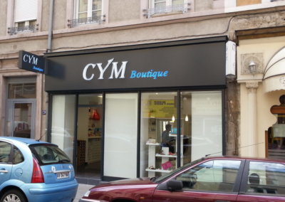 Vos enseignes à Lyon: Enseigne lumineuse avec caisson de façade à Lyon et Drapeau double face pour Cym Boutique (Lyon 69006) Enseigne lumineuse avec caisson de façade à proximité de Lyon pour la Boucherie Bellemin C.Cial St Genis 2 - 69230 par SES ( Grigny dans le Rhône)