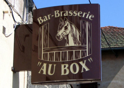 Enseigne lumineuse Drapeau- caisson double-face pour Bar Brasserie ( Haute Loire 43) par SES Grigny (Lyon)