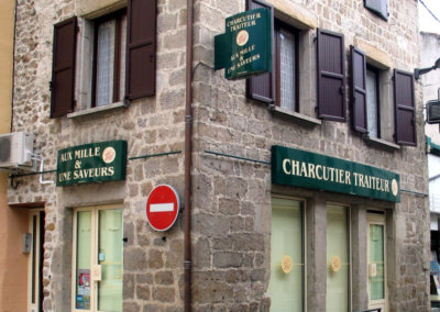 Votre enseigne à Lyon: Enseigne lumineuse avec caisson de façade et Drapeau pour Charcuterie Traiteur (Haute Loire 43) par SES(Grigny dans le Rhône)