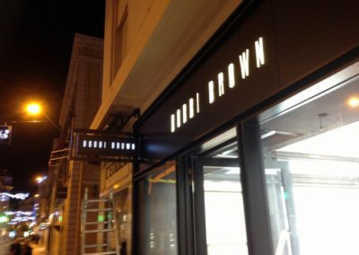 Votre enseigne à Lyon: Enseigne lumineuse avec caisson de façade pour Bobbi Brown (Cannes 06400) par SES Grigny-Lyon