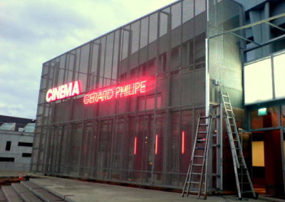 Votre enseigne néon à Lyon: Enseigne lumineuse en néon pour le Cinéma Gérard Philippe (Vénissieux) par SES (Grigny-Lyon)