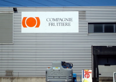 Enseigne à Mions à proximité de Lyon : Panneau aluminium pour Compagnie Fruitière ( dans le Rhône).