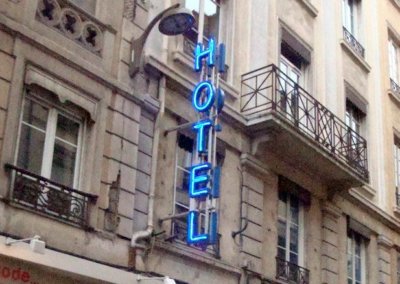 Vos enseignes néons à Lyon: Enseigne lumineuse à Lyon avec néons pour l'Hotel Azur Lyon 2ème