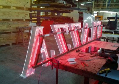 Votre enseigne Lumineuse à Lyon: Lettres boitiers PMMA par SES (Grigny -Lyon)