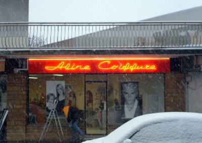 Vos enseignes néons à Lyon: Enseigne lumineuse en néon pour un salon de coiffure par SES (Grigny-Lyon)