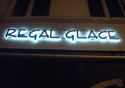 Votre enseigne Lumineuse à Lyon: Enseigne lumineuse avec lettres rétro-éclairées à Lyon Caluire pour REGAL GLACE - SES ( Grigny - Rhône)