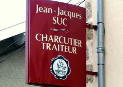Votre enseigniste à Lyon: Enseigne lumineuse Drapeau - caisson double-face pour JJ Suc Charcutier Traiteur (Haute Loire 43)
