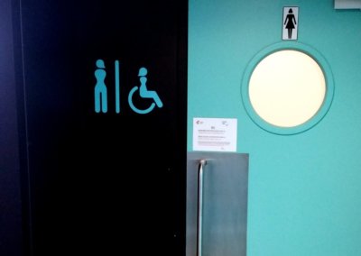 Signalétique intérieure toilettes Aéroport dans le Rhône par SES (Grigny -Lyon)