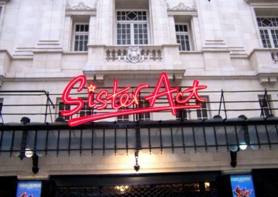 Vos enseignes néons à Lyon: Enseigne lumineuse en néon pour la comédie musicale Sister Act (théâtre MOGADOR Paris 9ème)par SES (Grigny-Lyon)