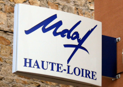 Votre enseigne à Lyon: Enseigne lumineuse Drapeau - caisson double-face fabriqué dans le Rhône pour Mdaf de Haute-Loire (43)