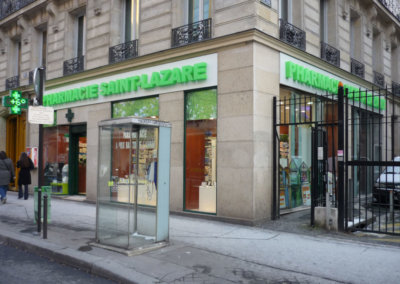 Vos enseignes à Lyon: Enseigne lumineuse avec lettres en relief pour la pharmacie Saint Lazare (Paris 75009)par SES Grigny-Lyon