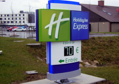 Enseignes à Lyon: Totem lumineux avec leds Holiday-Inn-Express par SES (Grigny -Lyon)