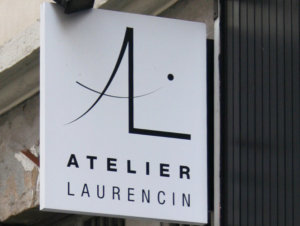 Vos enseignes à Lyon: Enseigne Drapeau avec cache-potence à Lyon Atelier Laurencin ( 69002 LYON) fabriqué par SES ( Grigny -Rhône)