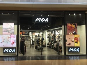 Enseigne à Lyon: pour la Boutique MOA -Caisson Simple face PMMA 30 mm blanc diffusant en saillie éclairage led intégré (Bay 2, 77090 Collegien)