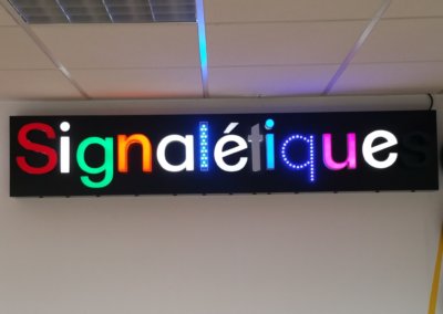 A proximité de Lyon, Enseigne avec lettres reliefs reto-éclairées, bloc led PMMA, lettres led point à point dans le showroom de S.E.S à Grigny (Rhône)