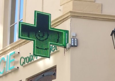 Vos enseignes à Lyon: Croix de Pharmacie à Lyon pour la Pharmacie Croix Paquet (Lyon 69001)