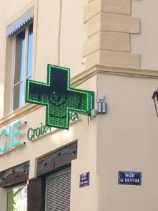 Vos enseignes à Lyon: Croix de Pharmacie à Lyon pour la Pharmacie Croix Paquet (Lyon 69001)
