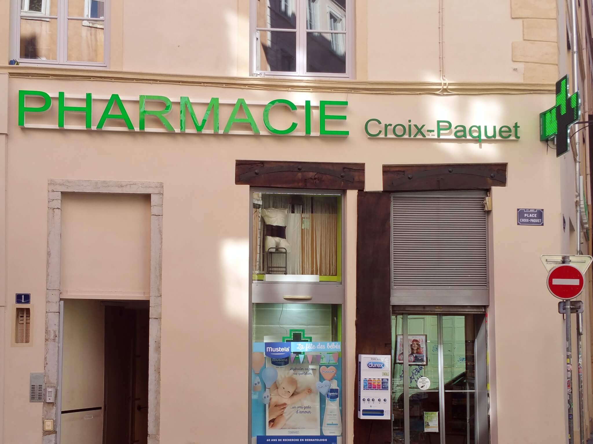 Pharmacie Croix Paquet enseigne lumineuse led et croix de pharmacie (Lyon 69001)