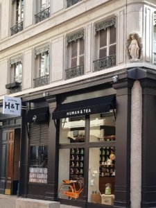Enseigne à Lyon -Enseignes Drapeau éclairage led et décoration de vitrine adhésive pour Human Tea (Lyon 69002)