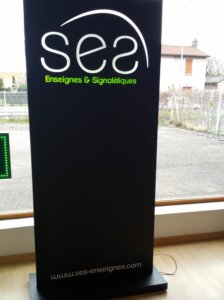 Vos enseignes à Lyon: Totem lumineux avec texte en saillie horaires SES Grigny (69520)