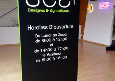 Vos enseignes à Lyon: Totem lumineux avec texte en saillie horaires SES Grigny (69520)