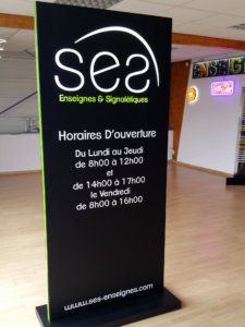 Vos enseignes à Lyon: Totem lumineux avec texte en saillie horaires SES Grigny -Lyon