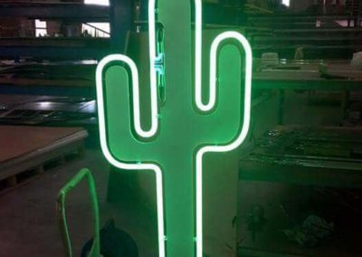 Vos enseignes néon à Lyon: Enseigne en forme de Cactus en PMMA , silhouette Néon vert 18/20 par SES Grigny - Lyon