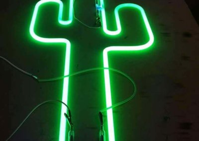 Vos enseignes néon à Lyon: Silhouette de cactus en néon vert 18/20 Par SES Grigny ( Rhône)