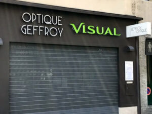 Fabrication à Grigny dans le Rhône par SES -Enseignes lettres en PMMA 30 mm usinées et découpées avec épaulement, insertion de leds blanches, semelle en PVC compact 24 mm Ensemble fixé sur lisse Aluminium sur mesure laquée