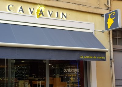 Vos enseignes à Lyon: Impression sur Lambrequin, Enseigne Drapeau à Lyon et Lettres rétro-éclairées pour Cavavin Croix-Rousse