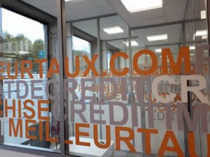 Vos marquages adhésif /Vitrophanie à LyonEnseignes à Vienne ( Isère) Adhésifs de vitrine - Vitrophanie fabrication et installation SES ( Grigny - Lyon) pour Meilleurtaux