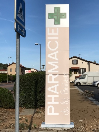 Totem avec croix de Pharmacie intégrée par SES à Grigny proche de Lyon pour la Pharmacie de la Boisse