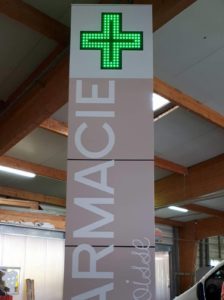 Vos enseignes à Lyon: Totem avec croix de Pharmacie intégrée par SES à Grigny dans le Rhone proche de Lyon pour la Pharmacie de la Boisse