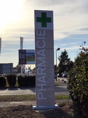 Vos enseignes à Lyon: Totem avec croix de Pharmacie intégrée par SES à Grigny proche de Lyon pour la Pharmacie de la Boisse