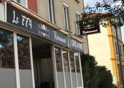 Vitrophanie à proximité de Lyon - Application d'adhésif dépoli sur vitres restaurant le 774 à Loire sur Rhone par SES (Grigny -Lyon)