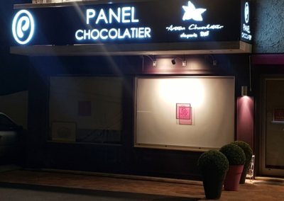 Enseigne lumineuse Lyon Grigny Eclairée-Chocolaterie Panel par SES dans le Rhône