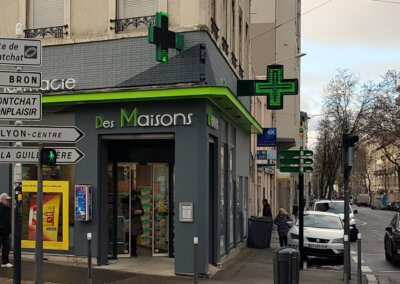 Enseigne et Croix de Pharmacie à Lyon Maisons Neuves