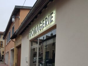Enseignes et vitrophanie à proximité de Lyon pour Fromagerie Sourbes