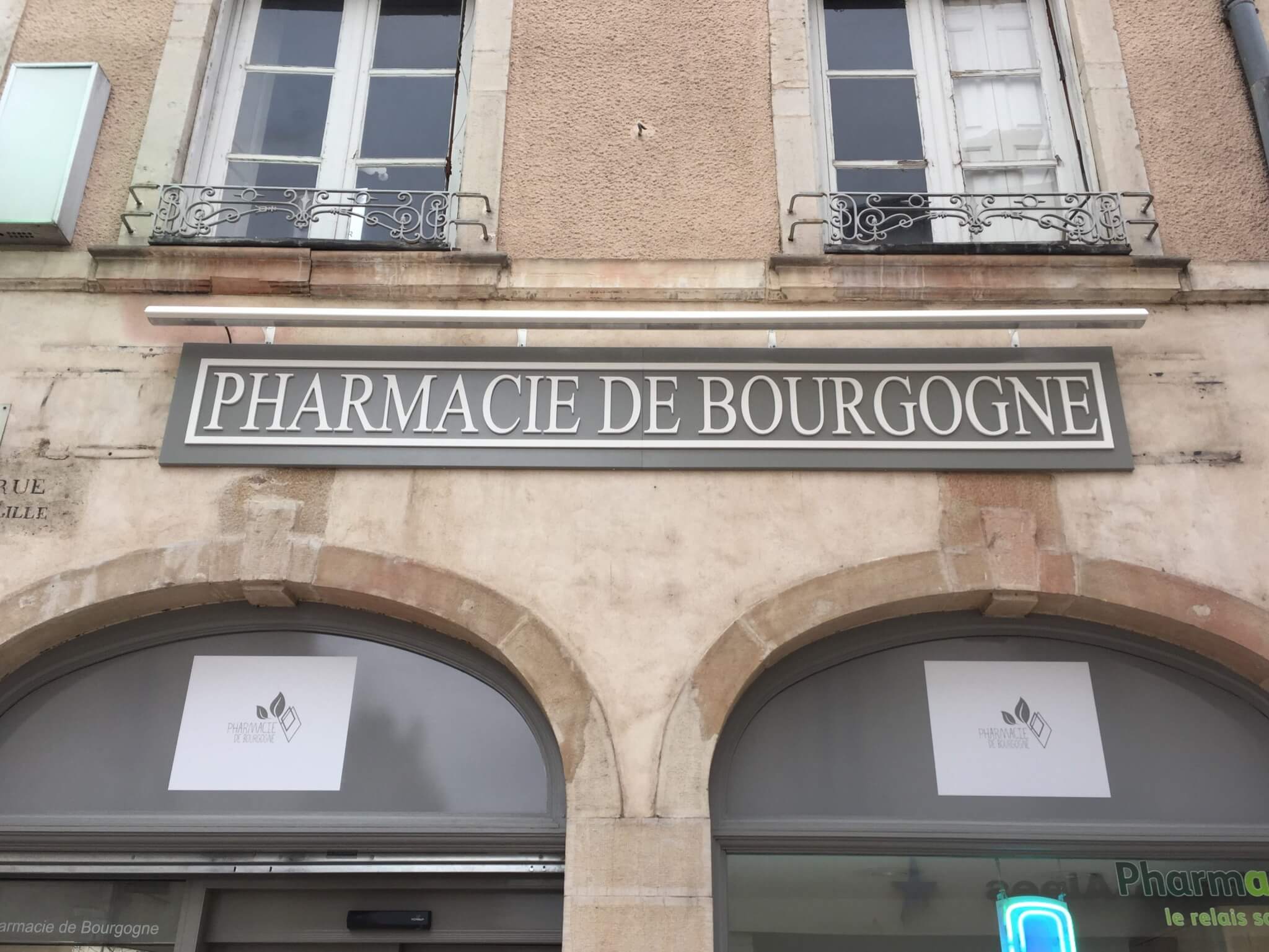 Enseigne et éclairage Pharmacie à Beaune par SES Lyon- Grigny
