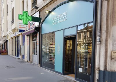 Vos enseignes à Lyon - Habillage façade adhésif et enseigne Pharmacie Lyon Sainte Blandine - Perrache