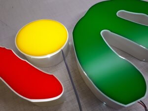 Fabrication enseigne lumineuse à Lyon- Lettres boîtiers en aluminium -éclairage led -face en PMMA