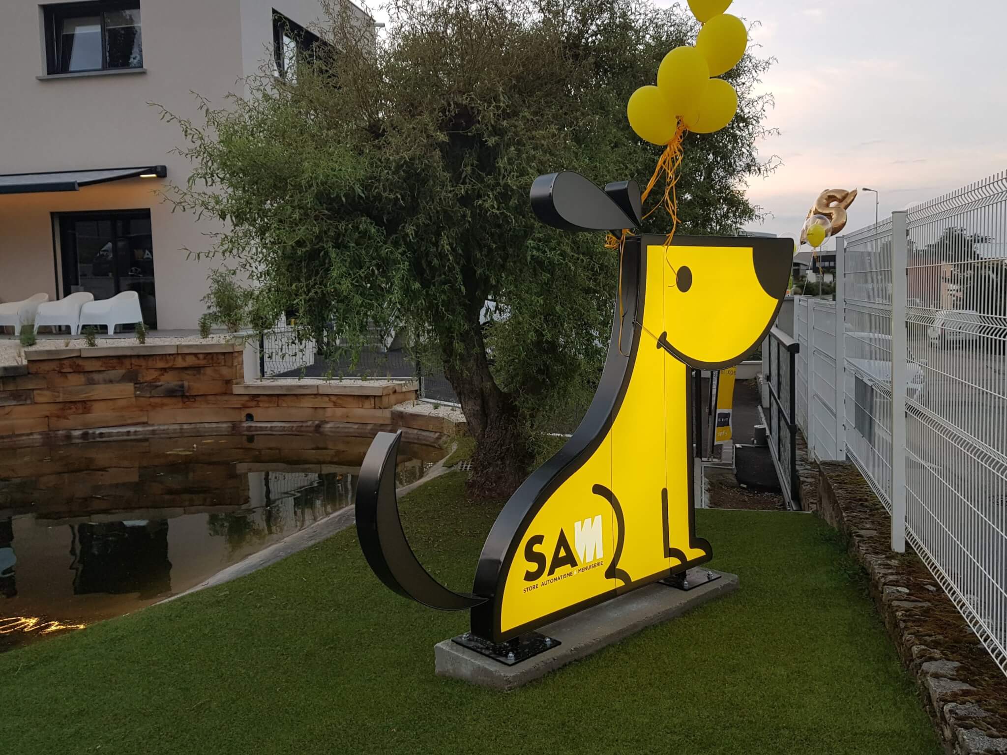 Vos enseignes à Lyon - Totem lumineux en forme de chien par SES Grigny - Rhône
