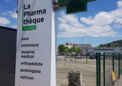 Totem Lyon- Totem Croix de Pharmacie par SES Grigny- Rhône