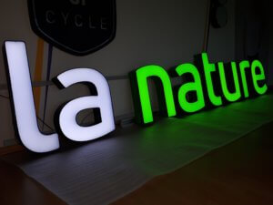 Enseignes lumineuses led Lyon -Enseigne led éclairée dans showroom SES Grigny