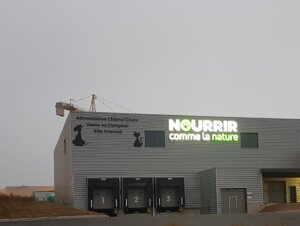 Nourrir comme la nature - Enseignes lumineuses led et lettres découpées - SES Grigny-Lyon