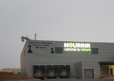 Nourrir comme la nature - Enseignes lumineuses led et lettres découpées - SES Grigny-Lyon